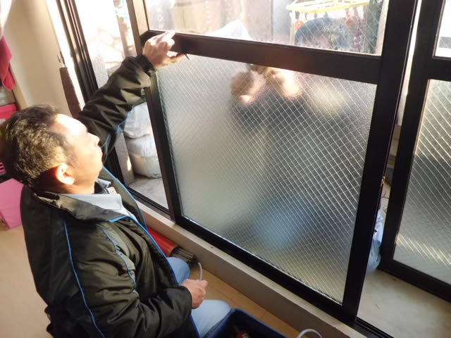 掃出し窓のガラス修理、交換　【施工中】　名古屋市港区